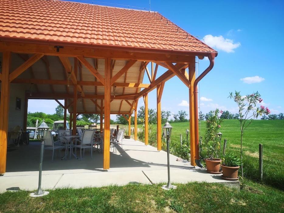 Апартаменты Tomajor Vendeghazak Tiszaeszlar Экстерьер фото